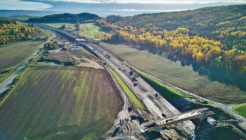 Stavba dálnice D6 u Lubence.