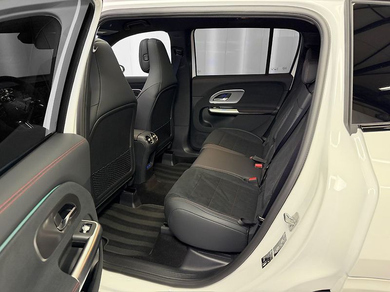 Mercedes-Benz GLB 8G-eDCT 4MATIC AMG, PANORAMA, - fotka 11 z 34