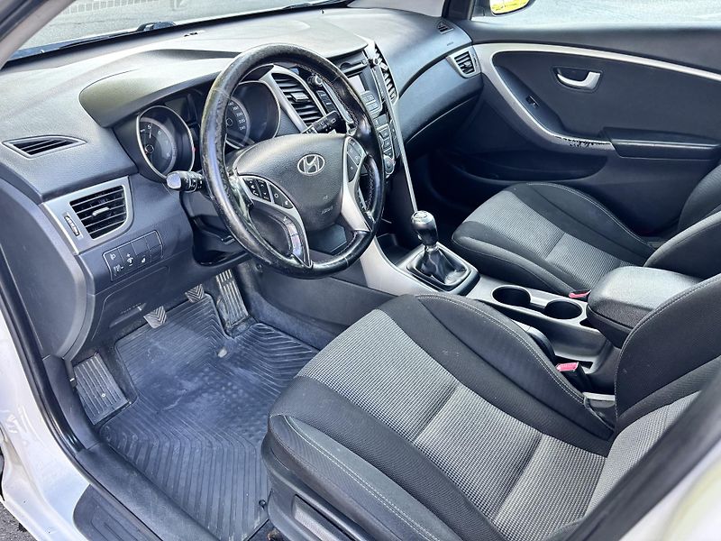 Hyundai i30 1.6 - fotka 14 z 23