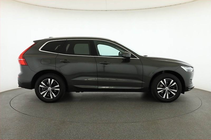 Volvo XC60 (2021) B4 AWD, 4X4,Automat,MHEV,45TKM - fotka 6 z 18