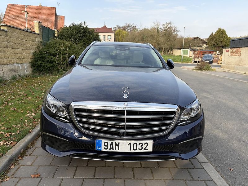 Mercedes-Benz Třídy E (2018) 350D4x4,EXCLUSIV,tažné,PANORAM - fotka 2 z 19
