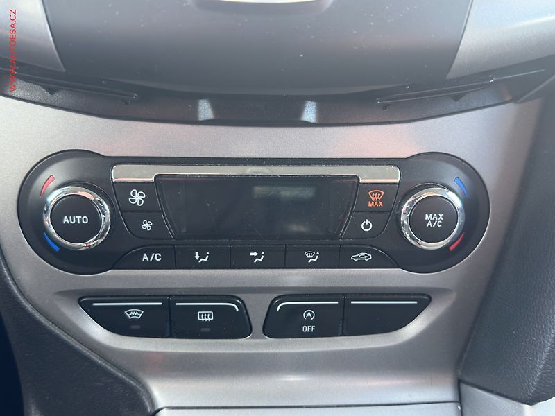 Ford Focus (2014) 1.6 TDCi, AC, výhřev sed - fotka 15 z 18