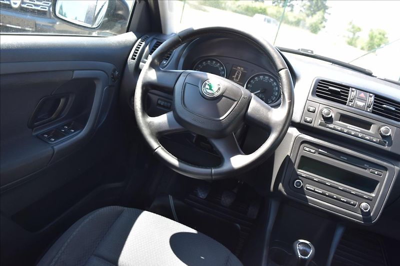 Škoda Fabia 1,6 TDI TAŽNÉ PO SERVISE ALU - fotka 30 z 46