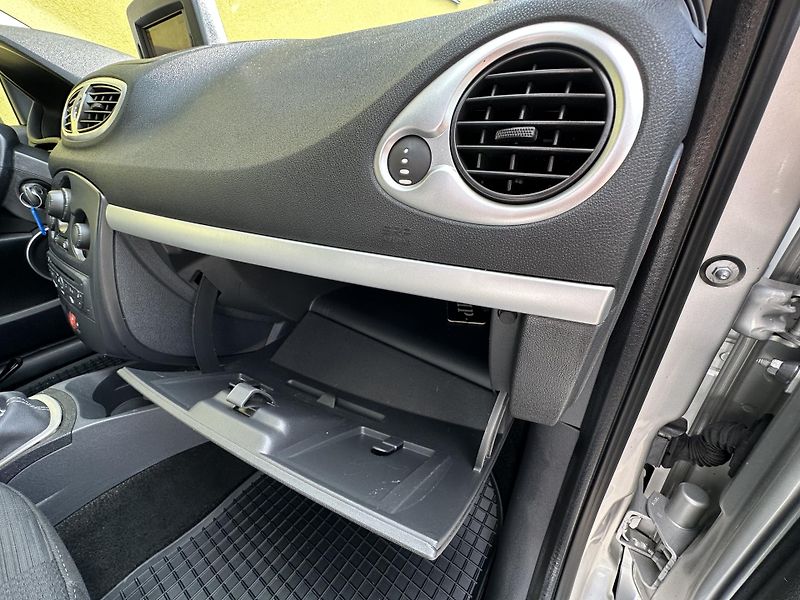 Renault Clio (2011) KOMBI 1.2 16V/76kW * 1.Maj.    - fotka 18 z 33