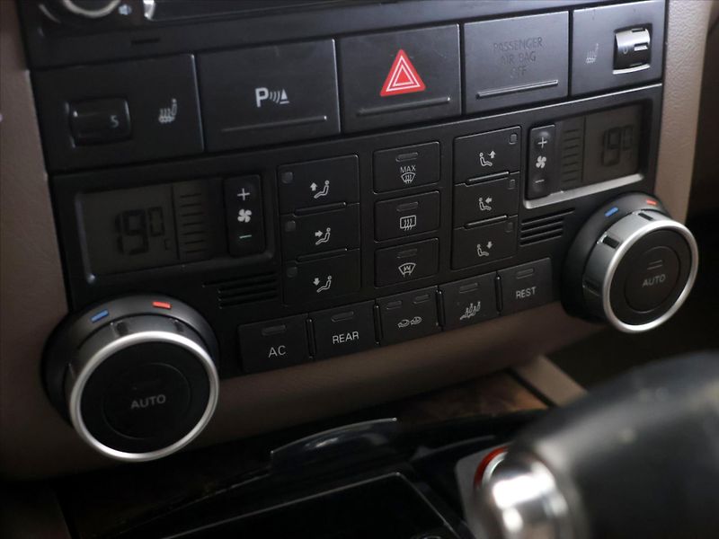 Volkswagen Touareg 3,0 TDI V6 176kW Tiptronic CZ - fotka 28 z 39