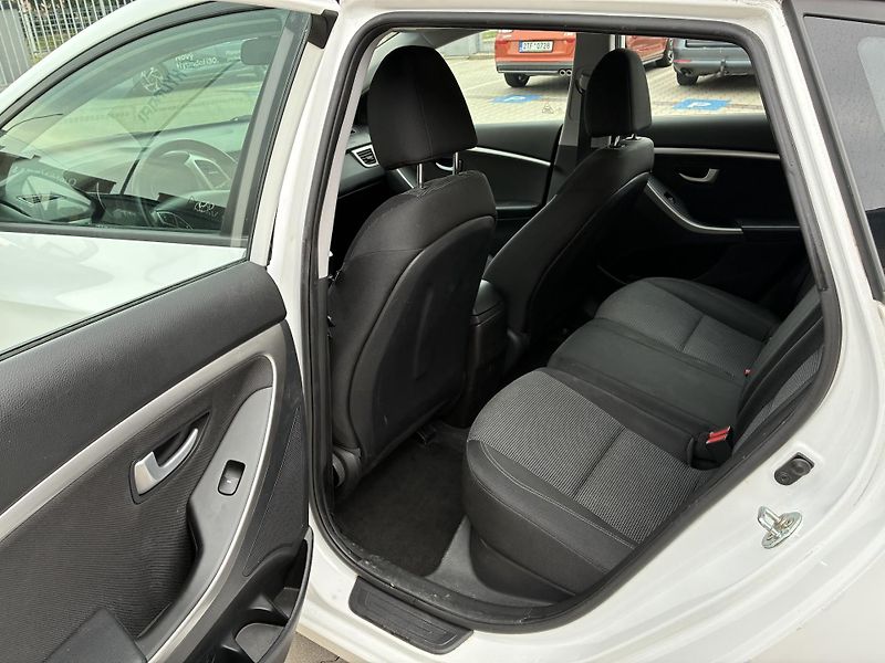 Hyundai i30 1,6i 99kW TAŽNÉ, REZERVACE - fotka 20 z 25