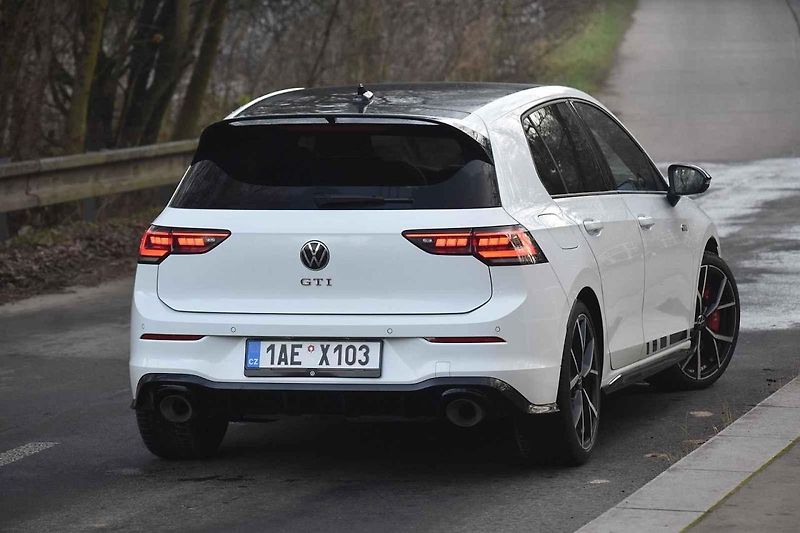 Volkswagen Golf GTI se cítí skvěle na méně frekventovaných silnicích.
