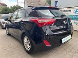 Hyundai i30 1.6-NÍZKÉ KM-1.maj-facelift - náhled 9