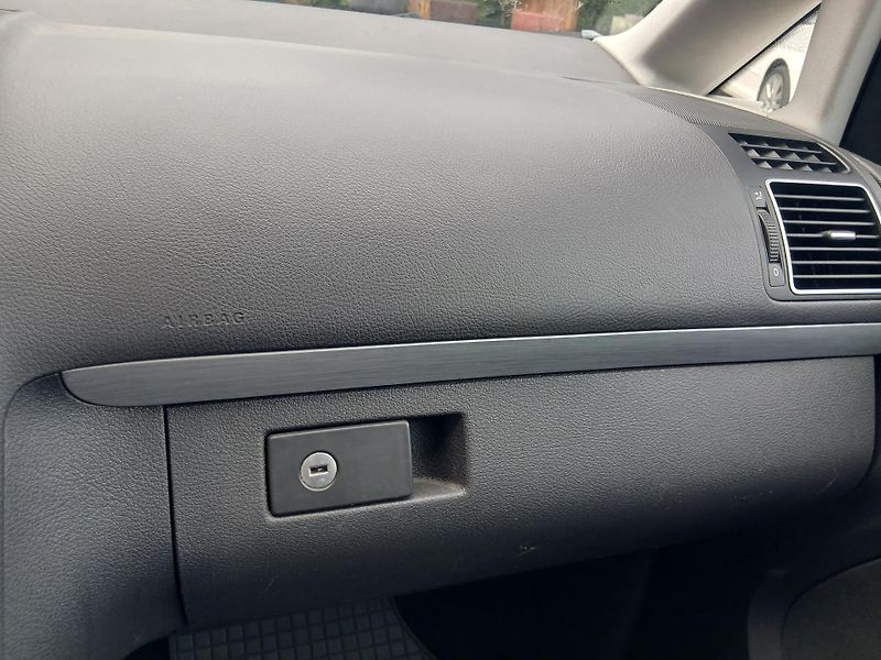 Volkswagen Touran 2.0 TDi - fotka 28 z 42
