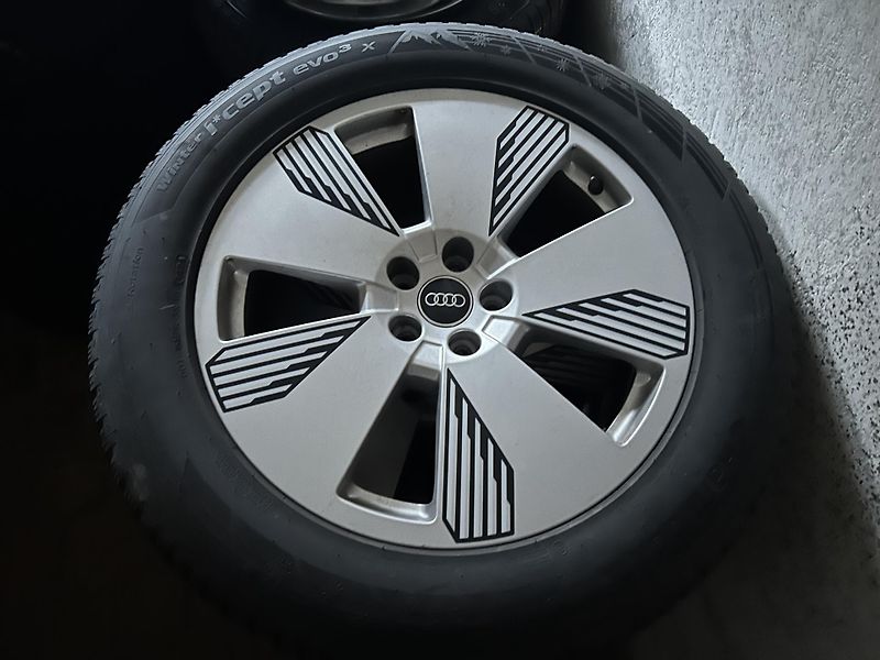 Audi e-tron 55 QUATTRO 300kw S LINE SOH96% - fotka 40 z 47