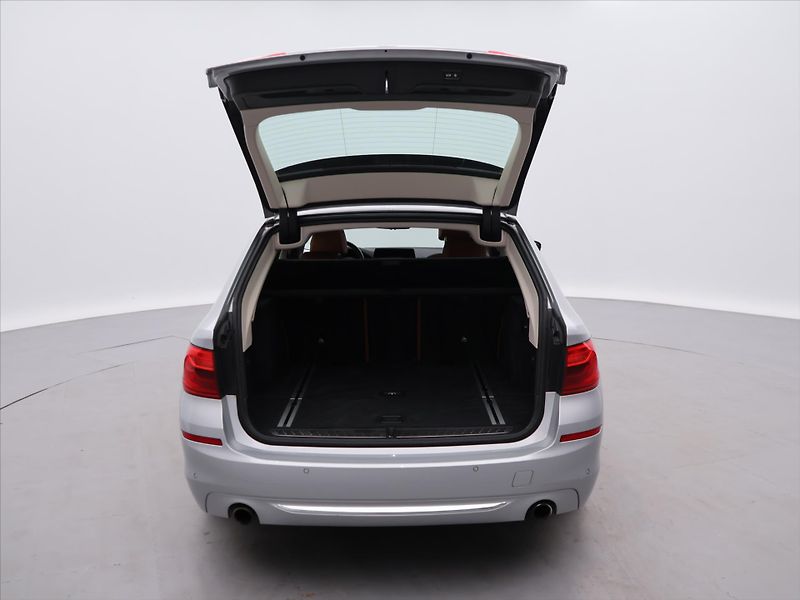 BMW Řada 5 2,0 530i xDrive Luxury Line - fotka 9 z 31
