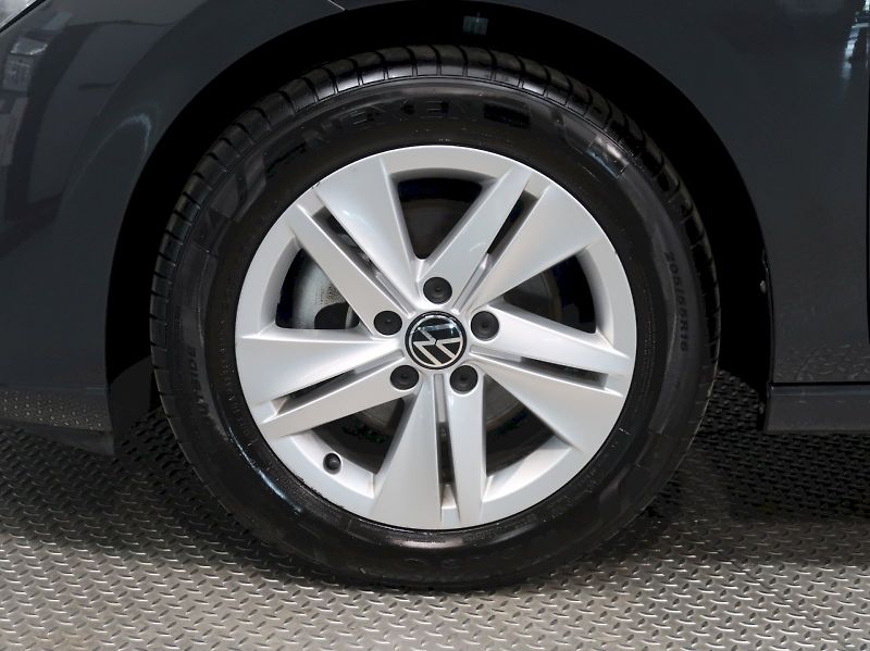 Volkswagen Golf (2023) LIFE 1.0TSI 81KW - fotka 12 z 34