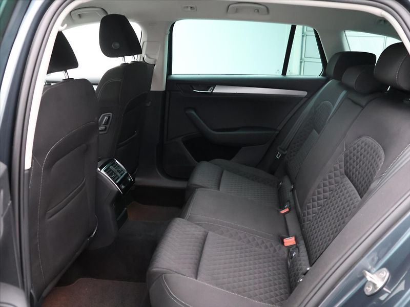 Škoda Superb 2,0 TDI DSG Style - fotka 14 z 36