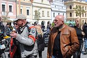 Třeboňské Masarykovo náměstí bylo motorkami doslova našlapané. Stovkám strojů požehnal tamní kaplan Jiří Kalaš.