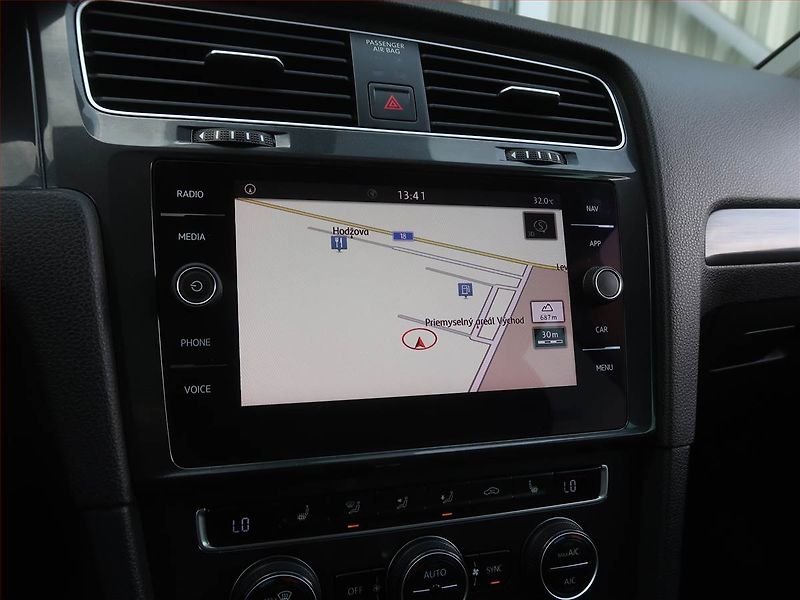 Volkswagen Golf (2019) 2.0 TDI, Automat, Serv.kniha - fotka 12 z 16