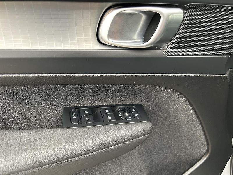 Volvo XC40 2.0  B3 CORE - fotka 23 z 27