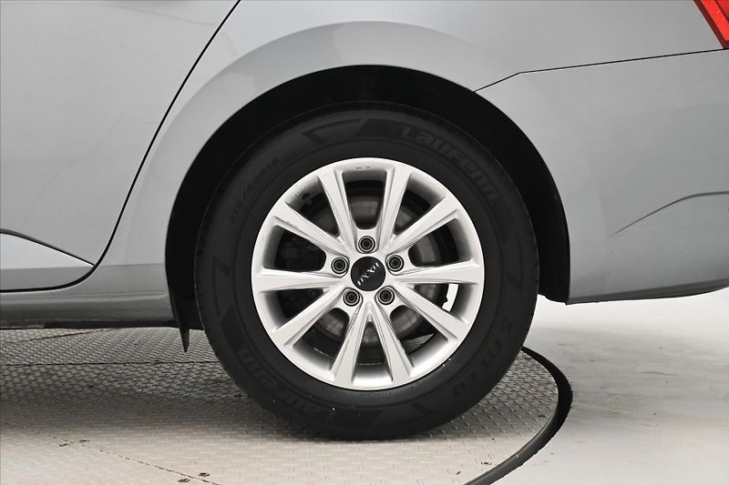 Škoda Superb 2,0 TDI 110 kW DSG Style Záruk - fotka 33 z 33