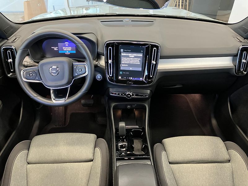 Volvo XC40 B3 FWD Plus Dark AT7  - fotka 17 z 38
