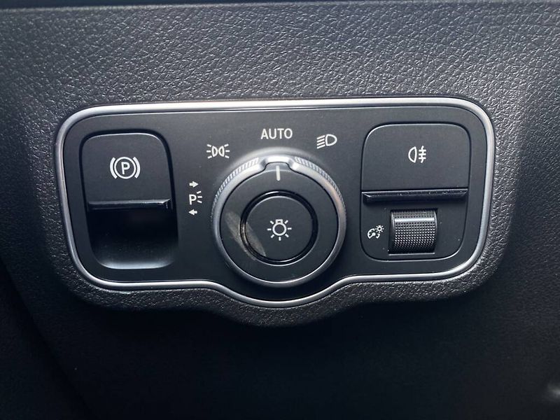 Mercedes-Benz GLB (2025) 220 4MATIC - fotka 16 z 27