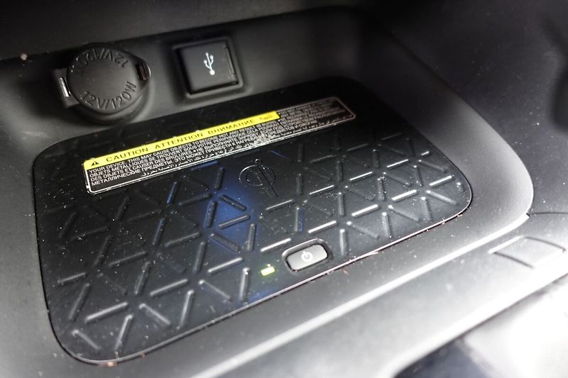 Toyota RAV4 2.5 HEV Executive 4x4 - fotka 23 z 34