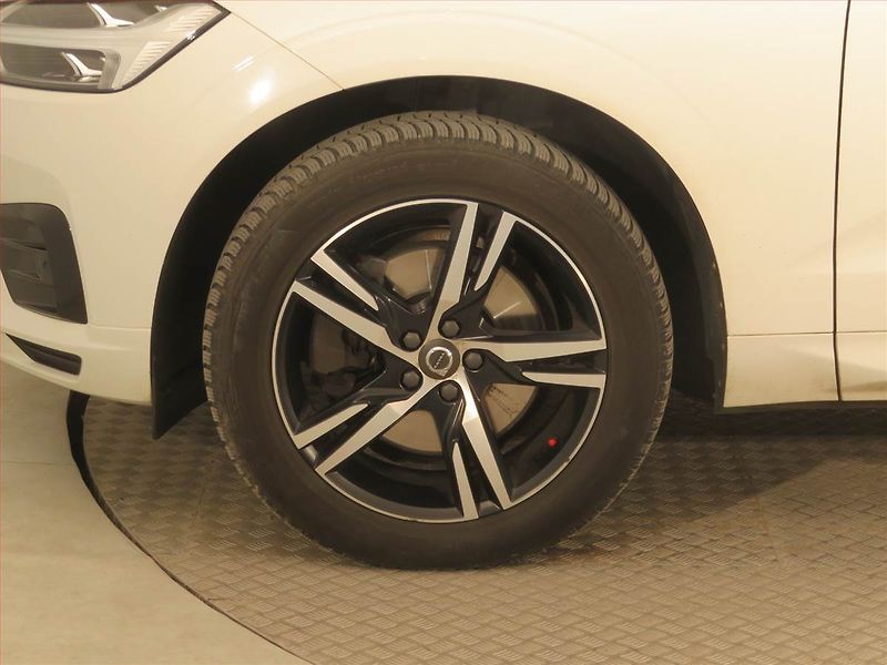 Volvo XC60 (2017) R-Design D4 AWD - fotka 14 z 15