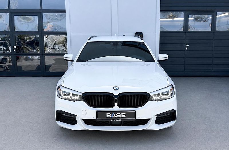 BMW Řada 5 530d xDrive Touring M-Sport - fotka 2 z 28
