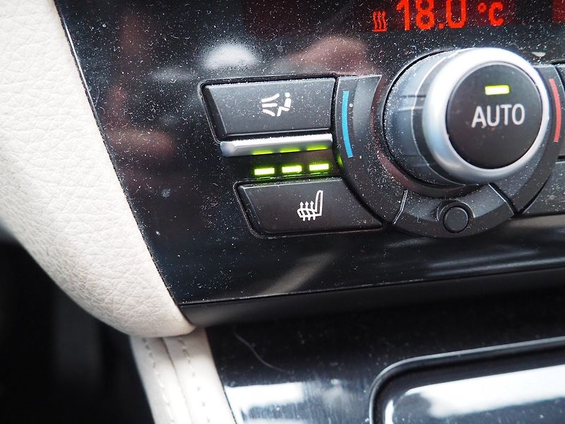 BMW Řada 5 (2014) 3.0D xDrive, Headup display - fotka 33 z 37
