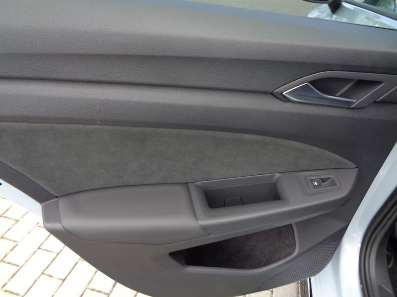 Volkswagen Golf 1.5 TSI R-LINE  110 kW - fotka 28 z 30