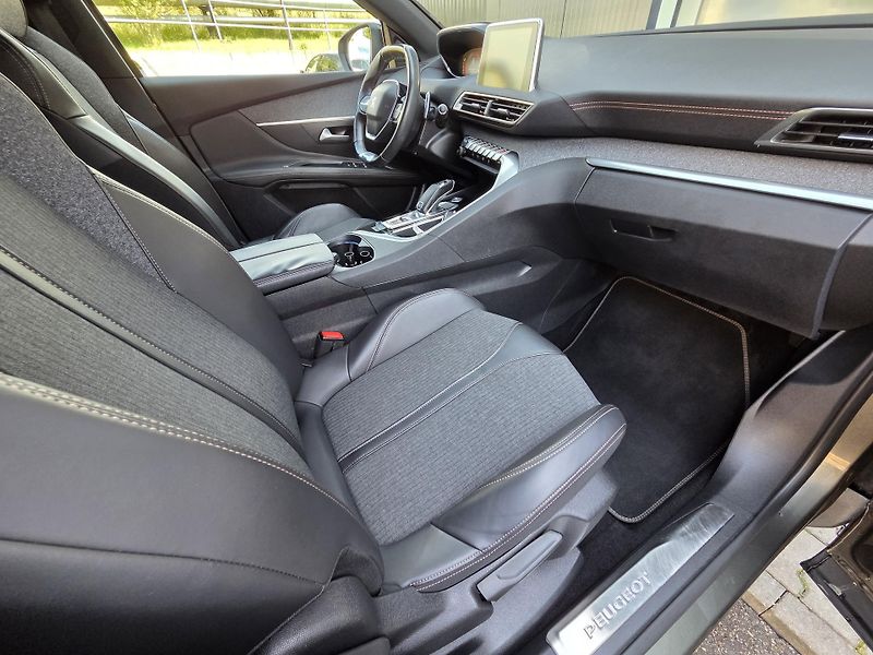 Peugeot 3008 (2018) 1.6 PT 165 GT-line EAT6 - fotka 12 z 29