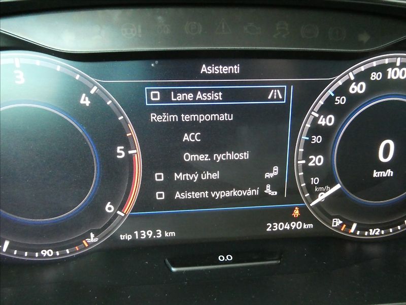 Volkswagen Golf 1,6 TDi 85kW IQ.Drive,1.maj,TZ - fotka 40 z 47