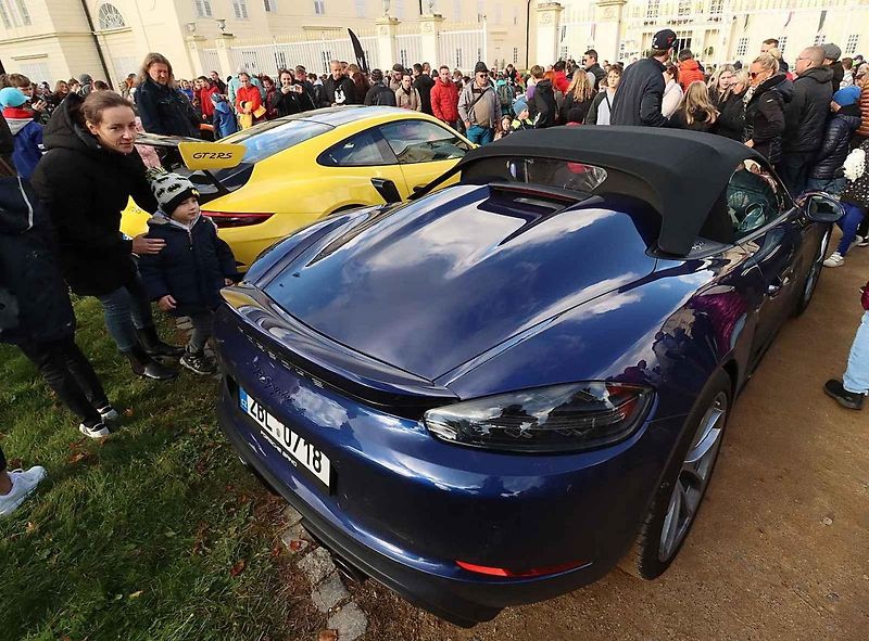 Luxusní supersporty projely západ Čech, milionové rarity přibrzdily v Kynžvartu