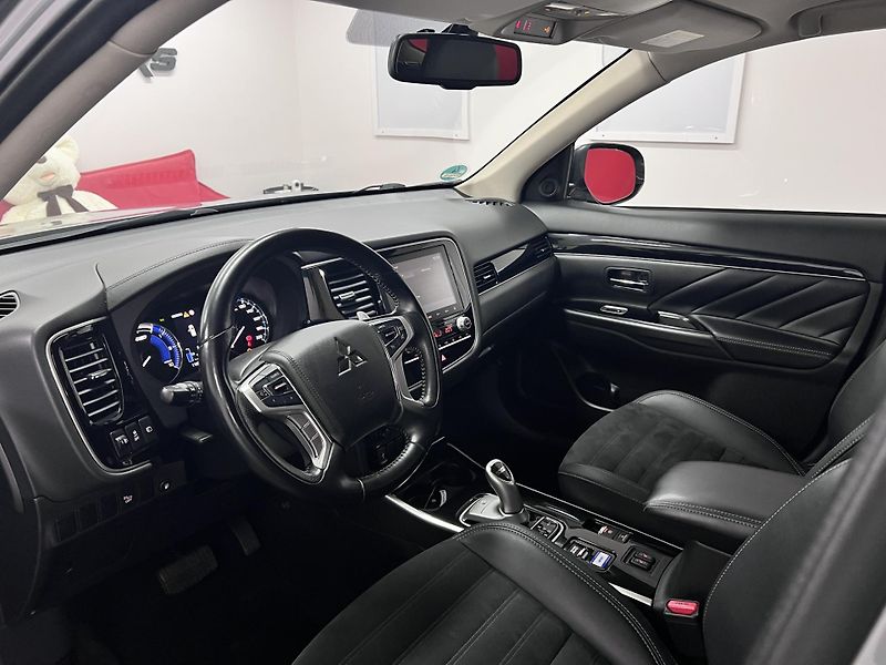 Mitsubishi Outlander 2.4 PHEV 165 kW, 4x4, 2020 - fotka 15 z 38