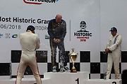 Na stupních vítězů nechyběly klasické ceremoniály, včetně sprchování se sektem