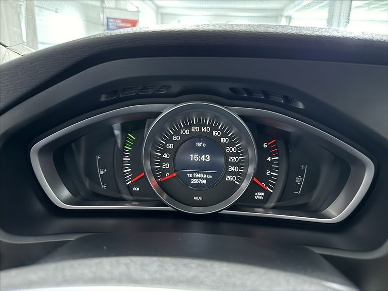 Volvo V40 1,6   D2 MOMENTUM BI-XEN VÝHŘE - fotka 12 z 42