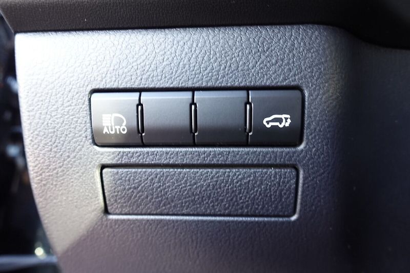 Lexus NX 300h 2,5HSD AWD PRESTIEGE SAFETY - fotka 21 z 34