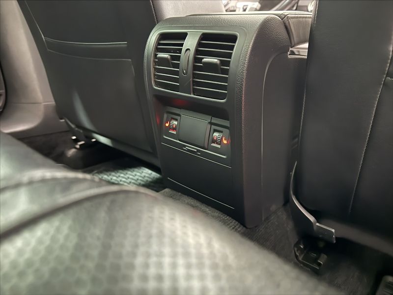 Volkswagen Passat 2,0   TDI DSG 4X4 HIGHLINE ACC - fotka 25 z 37