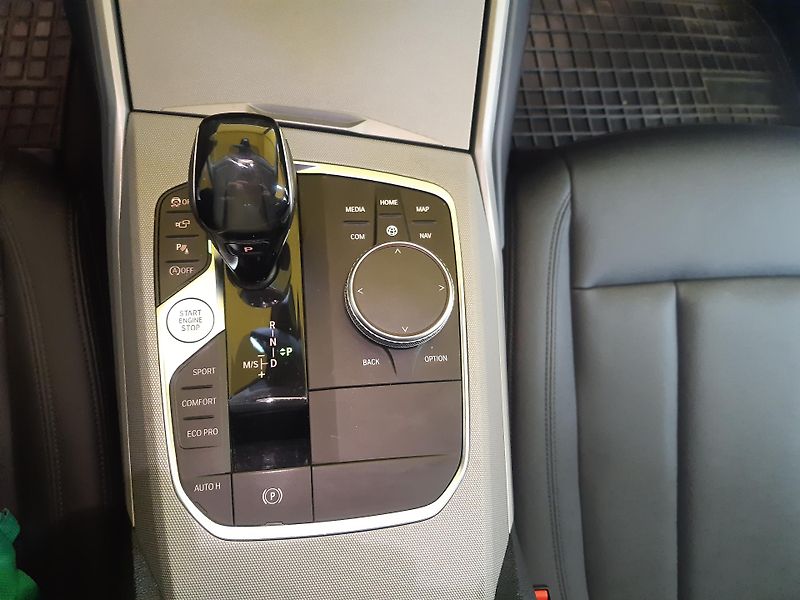 BMW Řada 3 318d BERLINE NAVI LED KAMERA - fotka 16 z 23