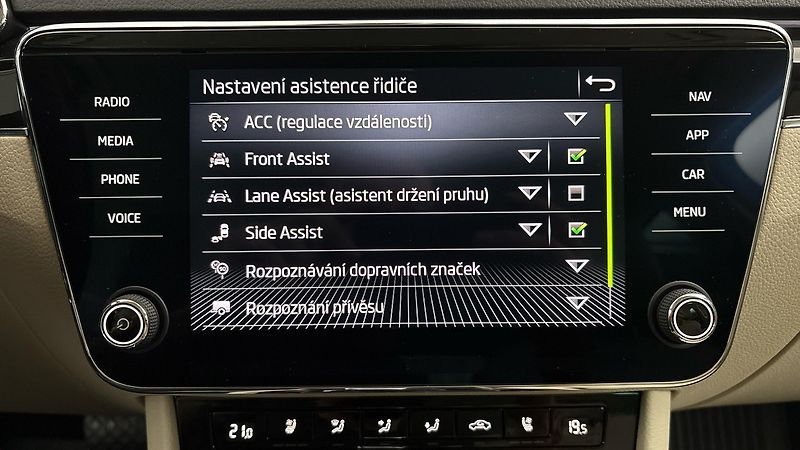 Škoda Superb 2.0 TDI DSG L&K Combi - fotka 30 z 35