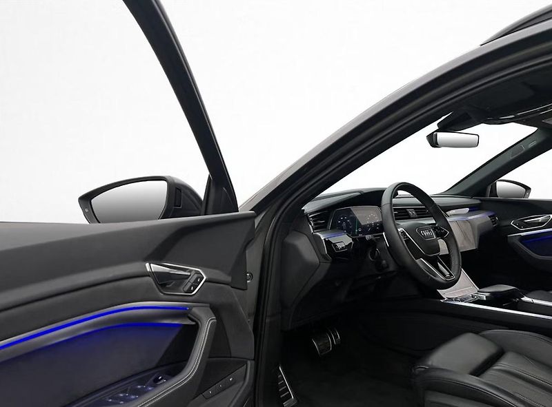 Audi Q8 e-tron 55 Q 360kam Vzduch Tažné Pano  - fotka 11 z 37