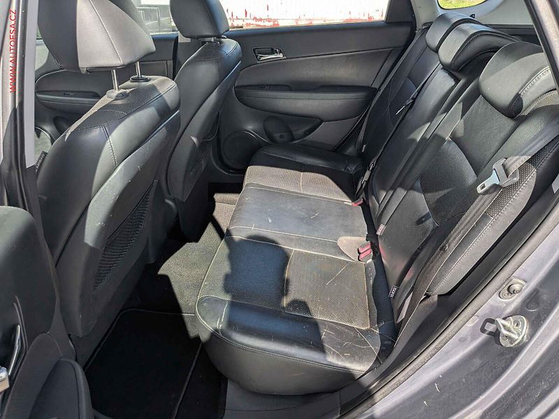 Hyundai i30 (2009) 1.6CVV-T, 2.maj,ČR, AC, kůže - fotka 10 z 14