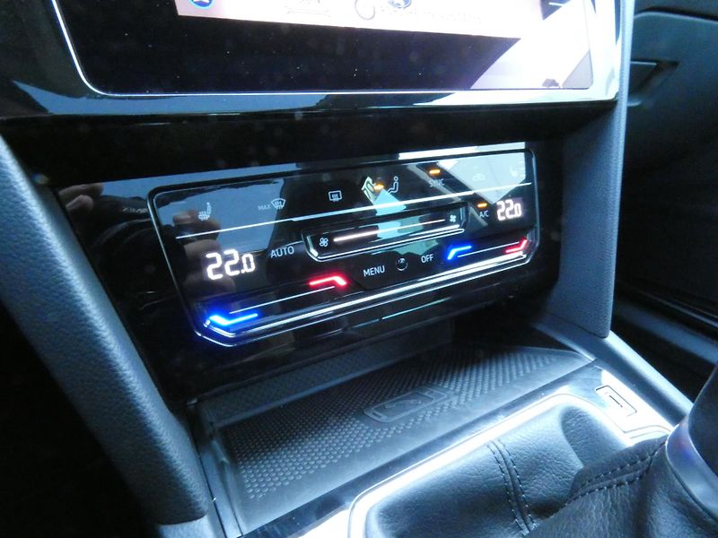 Volkswagen Passat Business Premium 2.0 TDI 110KW - fotka 26 z 30
