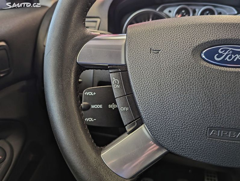 Ford Kuga 2.0 TDCi 103kW INDIVIDUAL, PDC - fotka 16 z 24