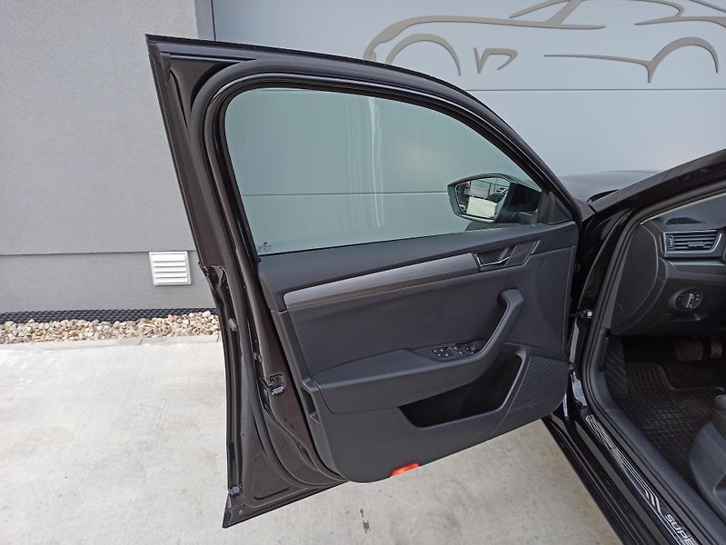 Škoda Superb 2.0TDi 140kW DSG 4X4 AMB - fotka 22 z 27