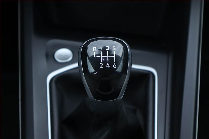 Volkswagen Golf (2020) 1.5 TSI, Navi, Tempomat - fotka 21 z 23