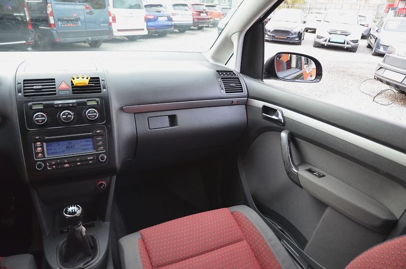 Volkswagen Touran (2005) 2.0 TDi 103kW / 2x sada kol - fotka 20 z 26