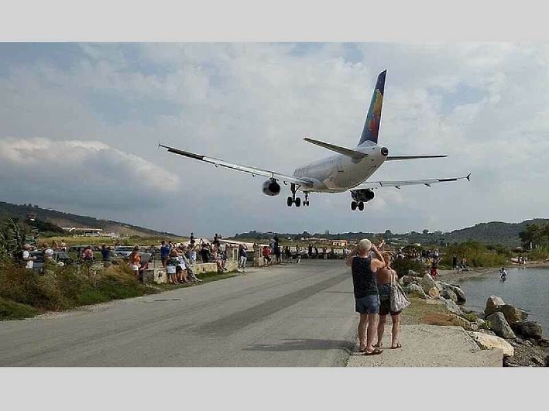 Z přístavu města Skiáthos vyplouvají lodě a trajekty na okolní ostrovy.