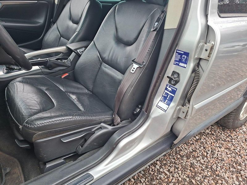 Volvo XC70 (2005) 2.4 D5 120kW AWD -PLNÝ SERVIS! - fotka 18 z 43