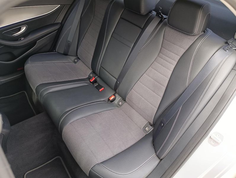 Mercedes-Benz Třídy E 220d 143kW 4MATIC ČR  - fotka 15 z 34