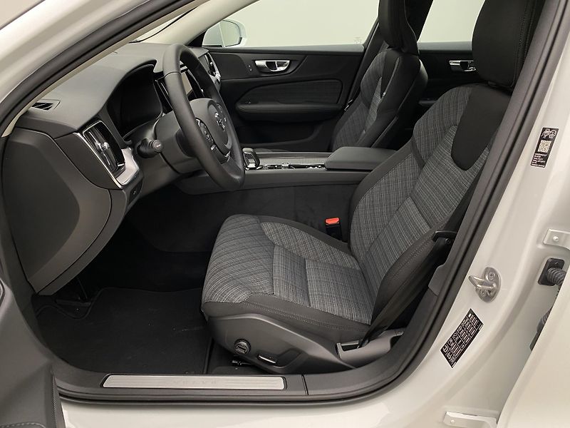 Volvo V60 (2026) B4 AUT CORE - fotka 3 z 56