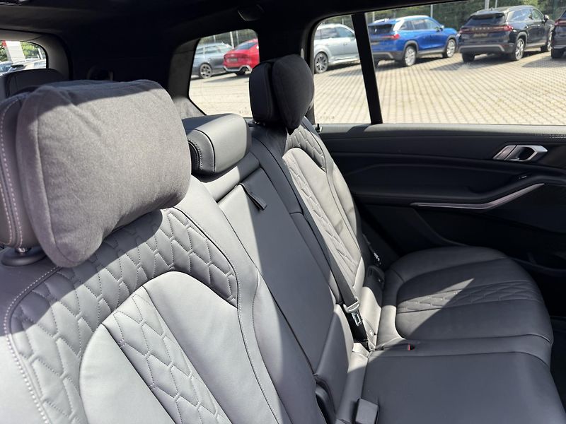 BMW X7 (2022) 40XD 250kW M-PAKET R22 CZ TOP! - fotka 31 z 48